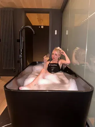 Charlotte (@babychar_x) OnlyFans profile photo