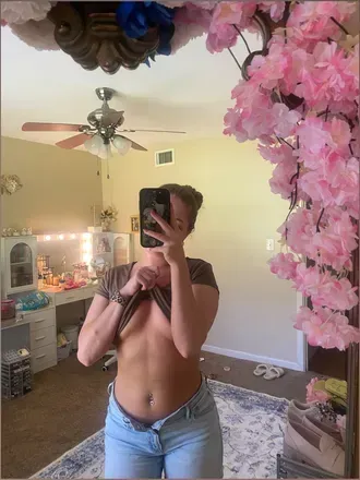 Holly (@bbdarlingholly) OnlyFans profile photo