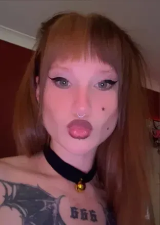 C L A R E (@clarebearxx98) OnlyFans profile photo