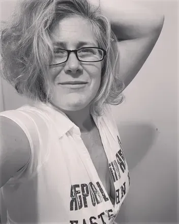 Kharis (@khariscurves) OnlyFans profile photo