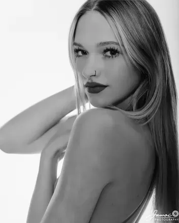 Lara (@lara2904) OnlyFans profile photo