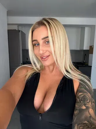 Molly (@mollypillows) OnlyFans profile photo