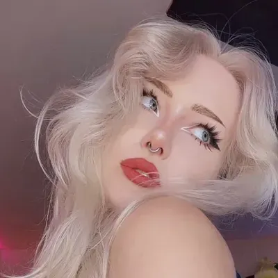 Rose (@revolvingrose) OnlyFans profile photo