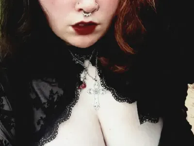 Ur favorite big titty bish (@sexysalem) OnlyFans profile photo