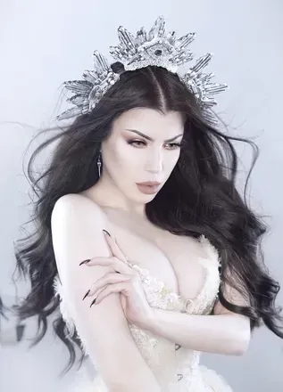 Threnody in Velvet (@threnodyinvelvet) OnlyFans profile photo