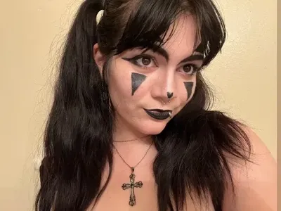 Bee (@uneasyheartsx) OnlyFans profile photo