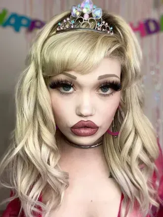 Emily Snow (@yourfetishdoll) OnlyFans profile photo
